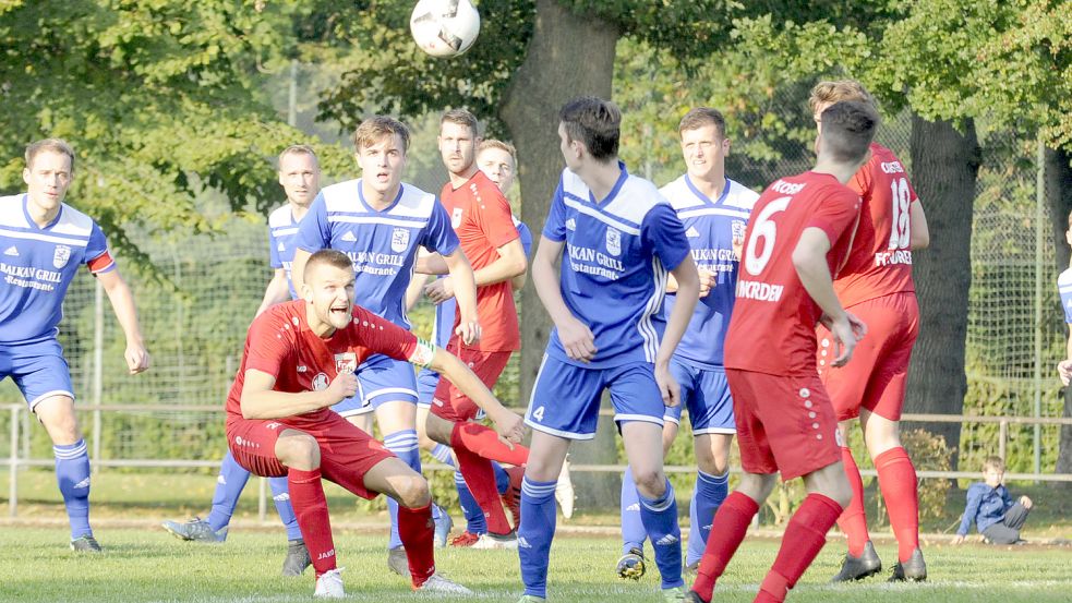 Das hitzige Derby beim FC Norden gewann Spitzenreiter SV Hage mit 1:0. Foto: Bruns