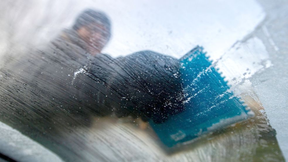 Mit dem richtigen Material beim Eiskratzen werden die Autoscheiben schnell frostfrei. Foto: imago images/Kirchner-Media