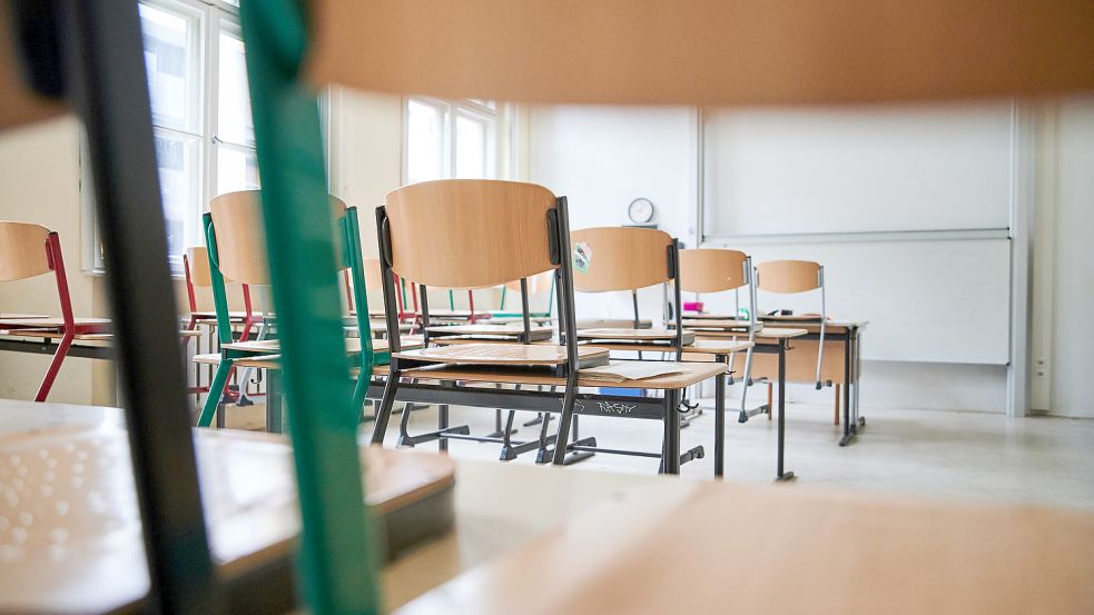 Die Klassenzimmer einer Westersteder Schule bleiben die nächsten Tage leer: Wegen eines Corona-Ausbruchs wurde die Schule geschlossen. Symbolfoto: Riedl/DPA