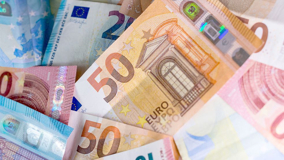 Die Stadt Aurich gibt zu viel Geld aus. Foto: Skolimowska/dpa