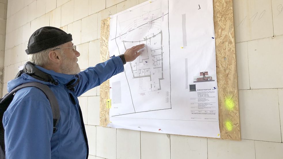 Werner Tapper erklärt auf der Baustelle des Waterhuus‘ die Raumaufteilung des neuen Museumsgebäudes. Foto: Kraft