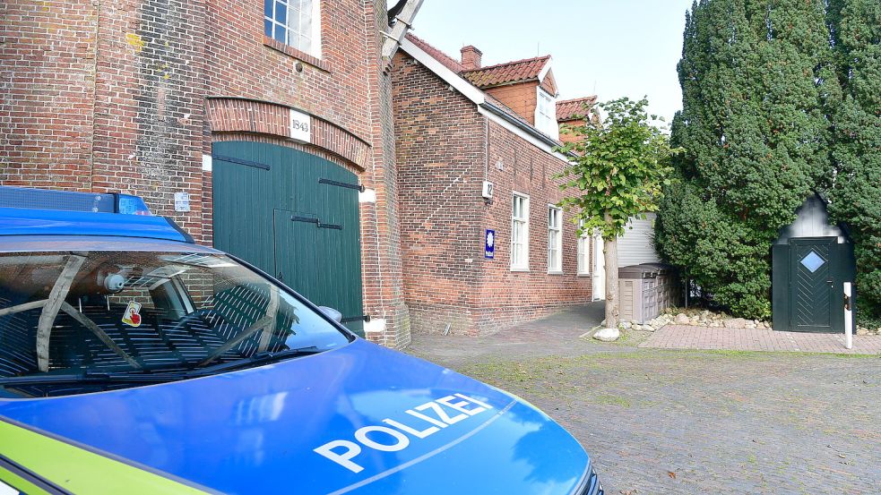 Die Polizeistation in Pewsum befindet sich direkt an der Mühle – und ist zu den „üblichen Bürozeiten“ besetzt. Foto: Wagenaar