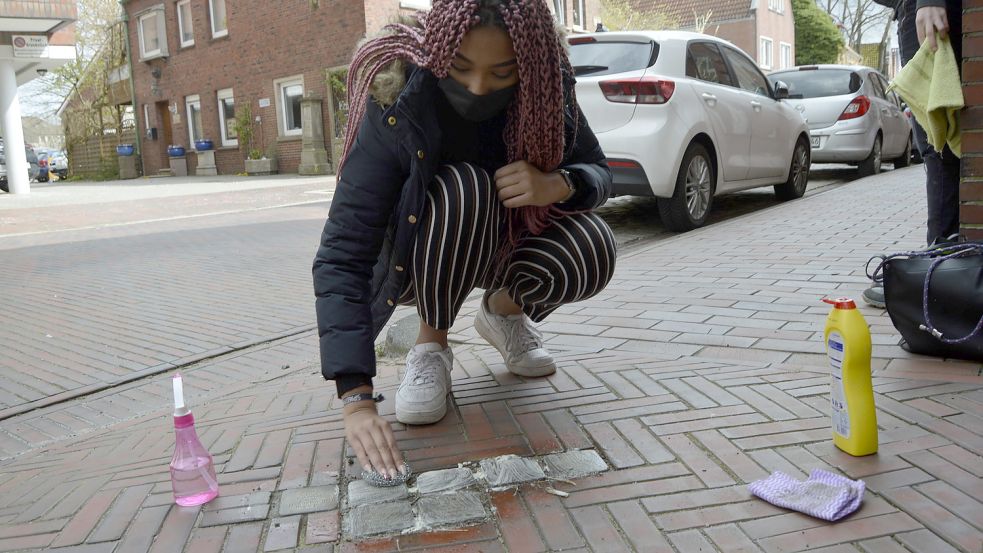 Zuletzt waren in Emden im April dieses Jahres Stolpersteine von Schülerinnen und Schülern gereinigt worden. Foto: Archiv/Mimkes