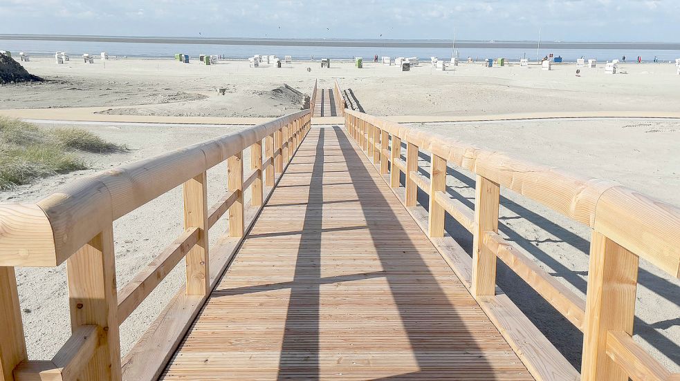 Dieser Holzsteg zum Strand, der es auch Rollstuhl- und Rollatornutzern einfacher machen soll, ist einer der vielen Neuerungen in Norddeich. Foto: Stromann