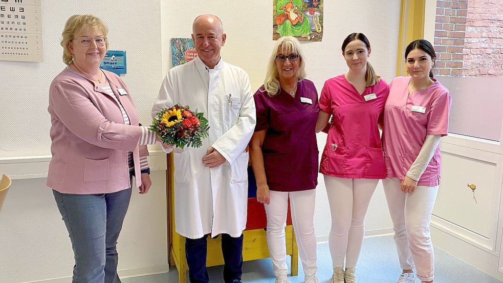 Freundliche Begrüßung im MVZ: Elisabeth Bröring, Managerin MVZ und Ambulanzen, Gjevalin Salmanaj und die medizinischen Fachangestellten Marion Petrikat, Jessica de Buhr und Melodie Korkmaz. Foto: Marien-Hospital Papenburg Aschendorf