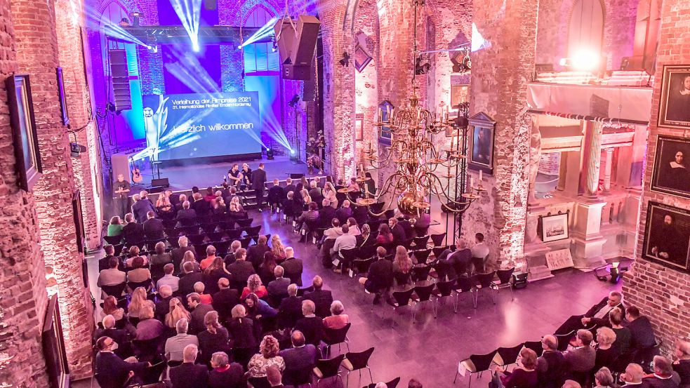 Das Internationale Filmfest Emden-Norderney lockt Jahr für Jahr Tausende Gäste nach Emden und auf die Insel Norderney. Dieses Bild entstand bei der Preisverleihung am Sonntag in der Johannes-á-Lasco-Bibliothek. Foto: Ortgies