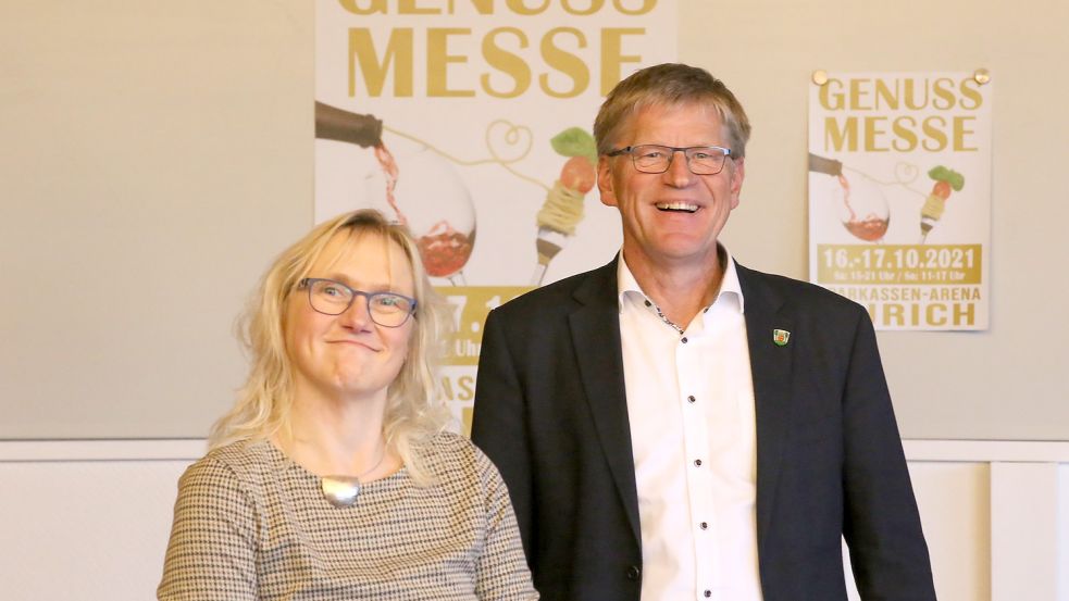 Karin Thies von der Veranstaltungsfirma und Bürgermeister Horst Feddermann bei der Präsentation des Messekonzepts im Rathaussaal. Foto: Böning