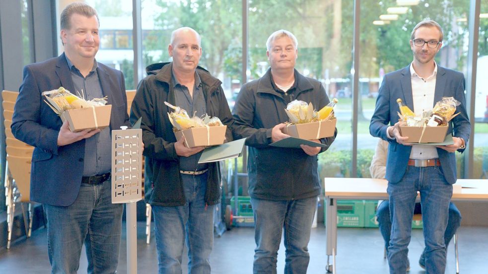 Die Sozialdemokraten Jens de Vries, Ingo Brinker, Hans-Hermann de Buhr und Hendrik Schulz wurden mit der bronzenen Ehrennadel geehrt. Foto: Lüppen