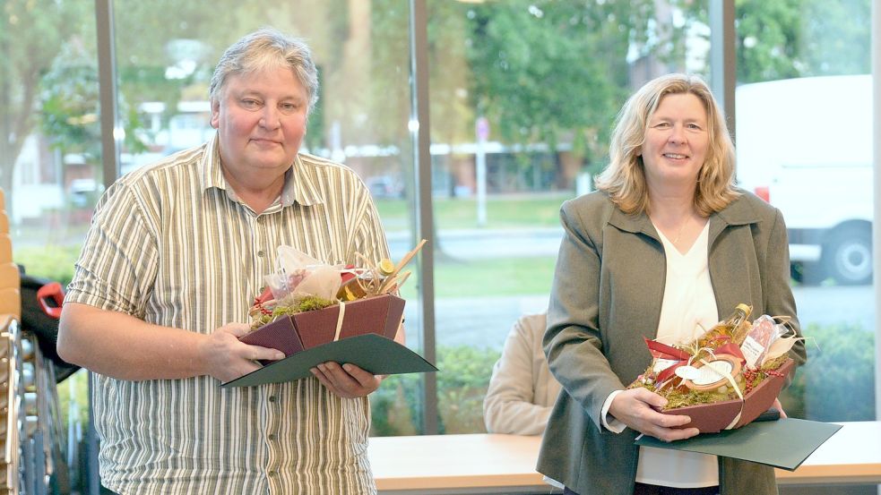Die silberne Ehrennadel erhielten Hermann Akkermann und Eelke Smit. Foto: Lüppen