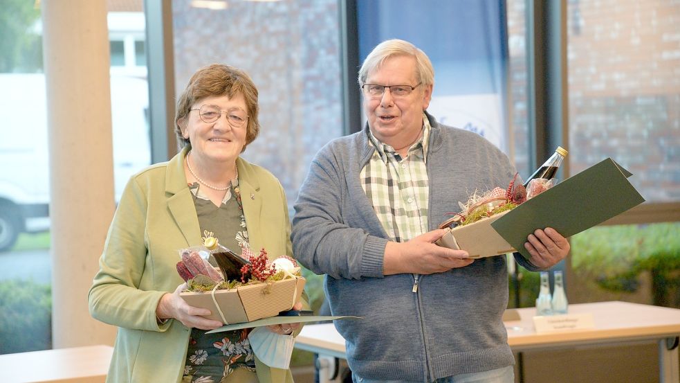 Gerda Wille und Diedrich-Hermann Lay wurden mit der goldenen Ehrennadel ausgezeichnet. Foto: Lüppen