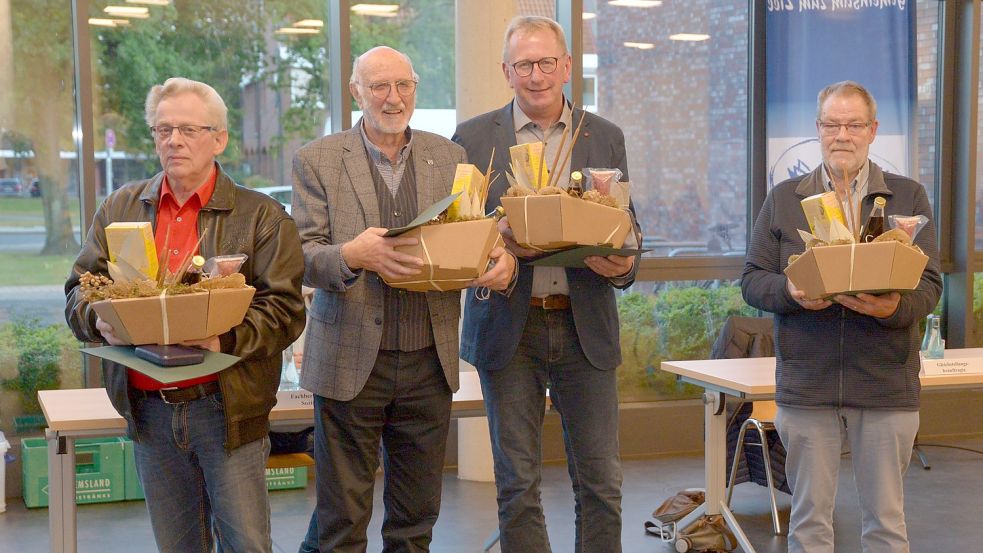 Seit mindestens 30 Jahren sind Eberhard Müller, Dietmar Fecht, Heinz Buss und Johann Hartema in der Kommunalpolitik in Moormerland aktiv. Foto: Lüppen