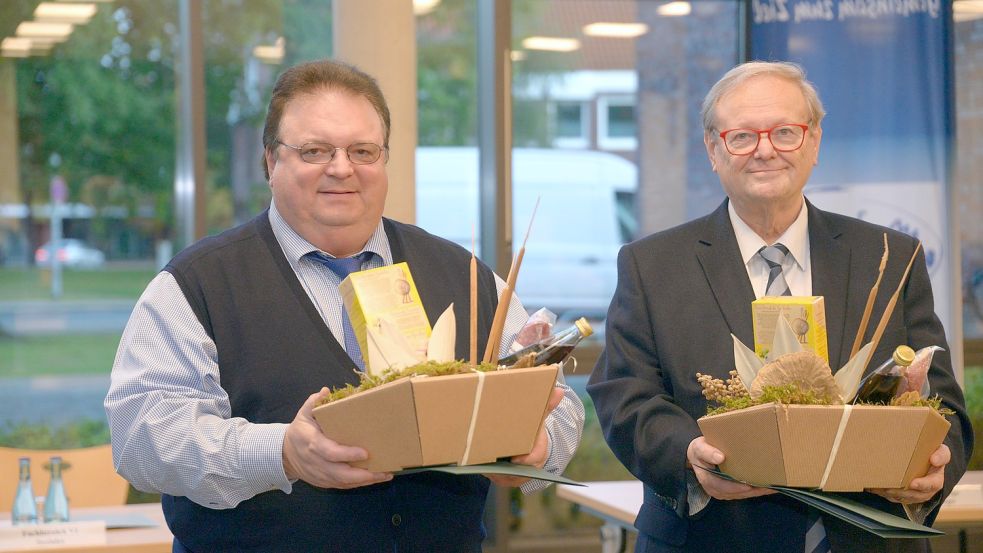 Hermann Lachmund und Dieter Baumann bekamen die Ehrenmedaille für 35 Jahre Ratszugehörigkeit. Foto: Lüppen