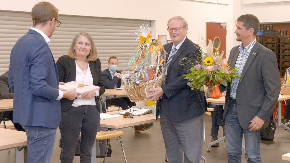Geschenke für die scheidende Bürgermeisterin Bettina Stöhr (SPD) überreichten (von links) Hendrik Schulz, Dieter Baumann und Stefan Haseborg. Foto: Lüppen