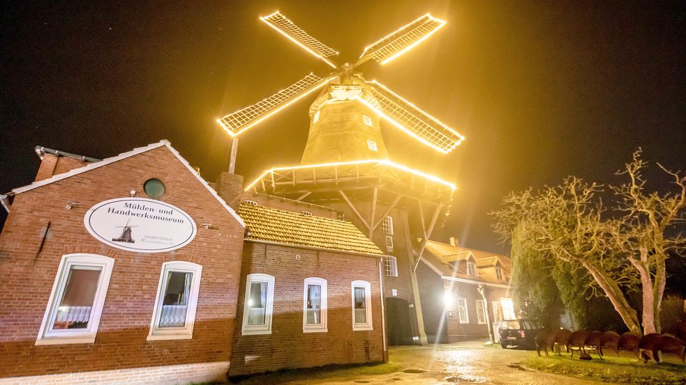 Bereits im November wird in diesem Jahr die Beleuchtung der Pewsumer Mühle angeschaltet. Der Heimatverein will aber auch einen kleinen Weihnachtsmarkt veranstalten – an der Manningaburg. Foto: Hock/Archiv