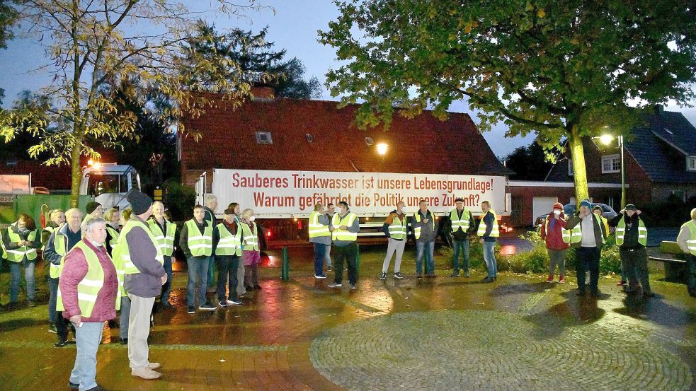 Rund 40 Uplengener demonstrierten vor dem Rathaus gegen Windkraftanlagen. Foto: Stromann