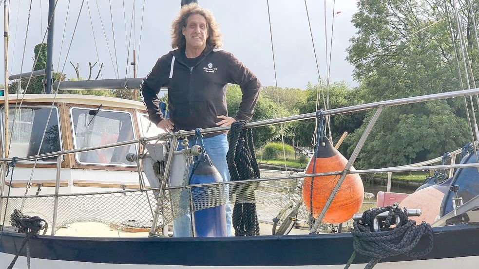 Ein letztes Mal posiert Jürgen Sattler auf dem ehemaligen Tierschutzschiff. Er hat die Segelyacht verkauft. Foto: Gettkowski