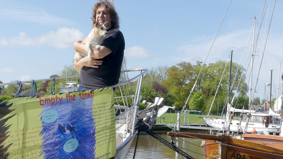 Auf dem Tierschutzschiff "pacifico" im Hafen von Weener machte Jürgen Sattler auf Missstände im Tier- und Umweltschutz, wie die Haltung von Meeressäugern in Zoos und Delfinarien, aufmerksam. Foto: Gettkowski