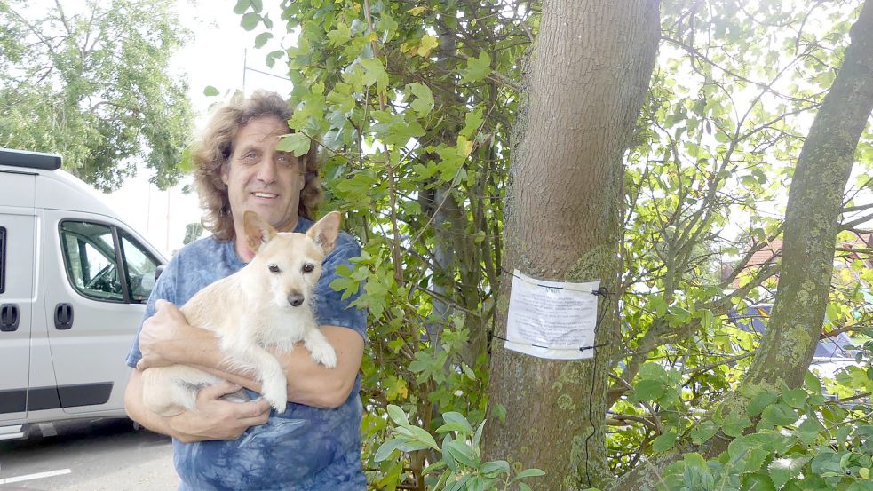 Gegen die Fällung von Bäumen am Hafen in Weener demonstrierte Jürgen Sattler ebenfalls. Foto: Gettkowski