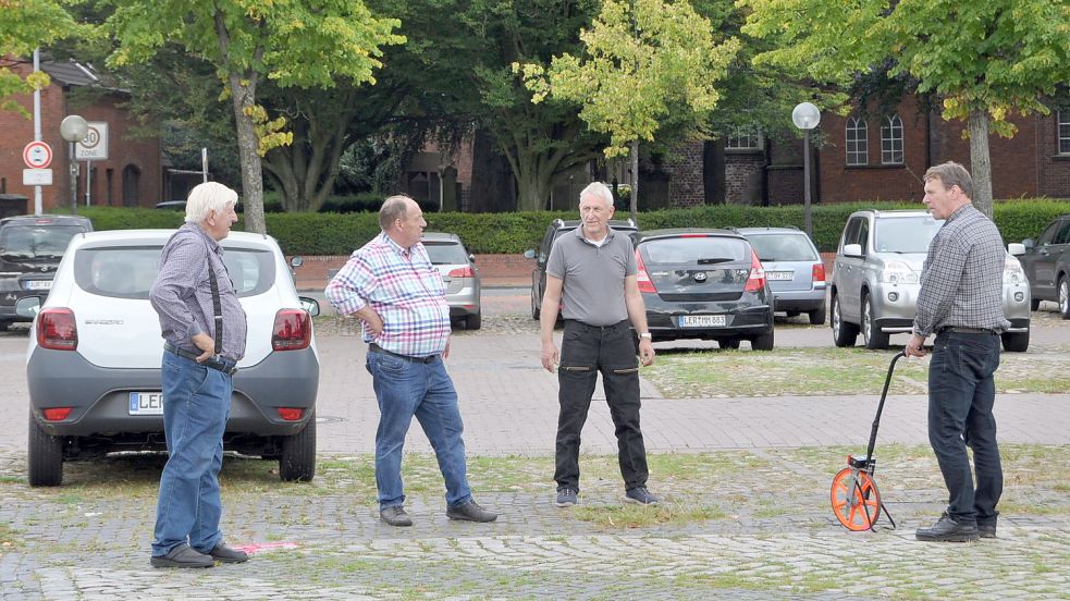 Haben an der optimalen Verteilung von Fahrgeschäften und Buden getüftelt: Karl-Heinz Langenscheidt (von links), Klaus Alberts, Ralf Langenscheidt und Theo von Halle. Foto: Wolters