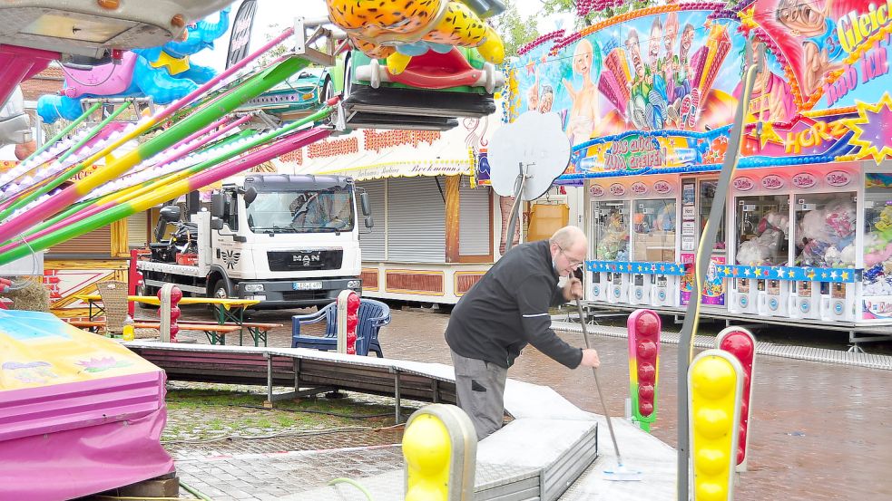 Lothar Beckmann schrubbt den Eingangsbereich des Kinderkarussells Hummelflug. Foto: Wolters