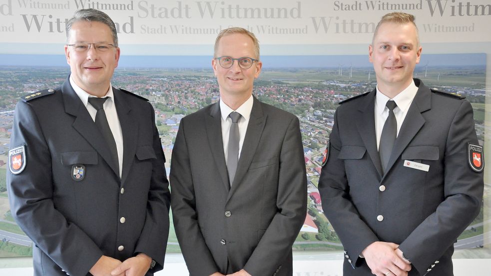 Andreas Jacobs (Mitte) mit seinen Vorgängern: Seit 1. Oktober ist er kommissarischer Leiter der Dienststelle Wittmund und folgt auf Lars Zengler (rechts). Stephan Zwerg, Leiter der Polizeiinspektion Aurich/Wittmund, war vor ihm Chef in Wittmund. Foto: Ullrich