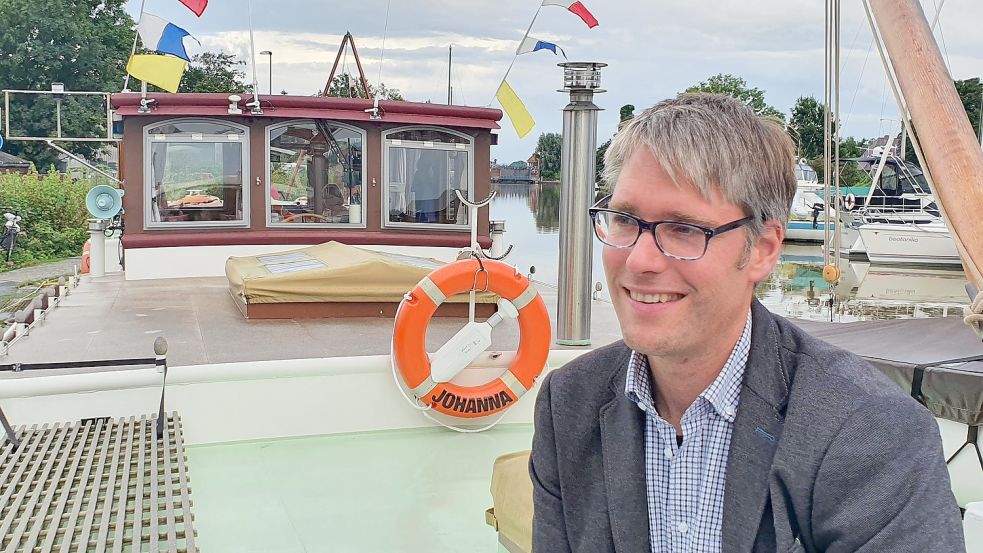 Der Hafen von Weener liegt Heiko Abbas am Herzen. Als künftiger Bürgermeister will er den Tourismus in der Stadt weiterentwickeln – gemeinsam mit Politik, Verwaltung und Tourismus-Experten. Foto: Gettkowski