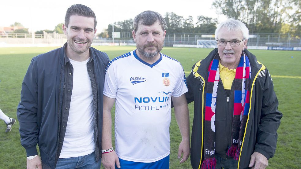 Zwei Torjäger und ein Kfz-Meister: Steffen Baumgart (Mitte) traf nach dem „Länderspiel“ in Emden Reno Steffens (rechts) wieder, der von 1991 bis 1994 der Lehrmeister von Kfz-Lehrling Baumgart war. Reno Steffens ist der Vater von Kickers-Torjäger Tido (links). Foto: Doden