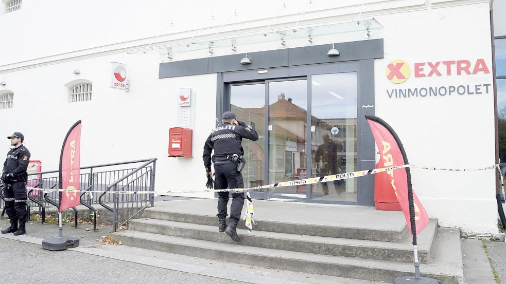 Am Tag nach der Bluttat von Kongsberg untersuchen Polizisten einen der taorte, einen Supermarkt. Foto: Terje Pedersen/NTB/AFP
