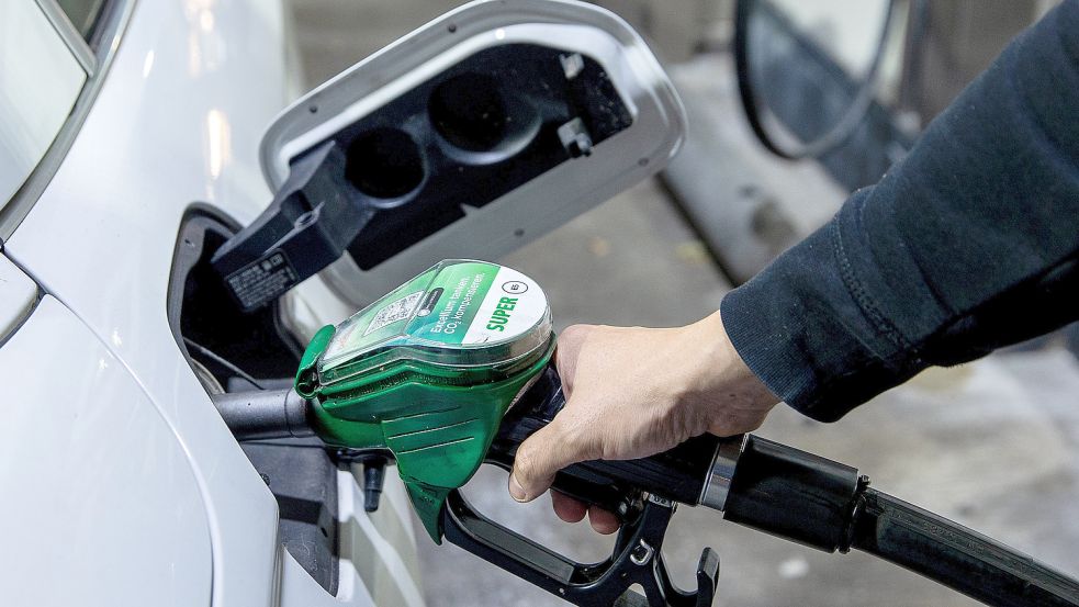 Preistreiber Benzin: Die Treibstoffpreise sind zuletzt deutlich gestiegen. Jetzt wird über einen Ausgleich für Arbeitnehmer und Verbraucher diskutiert. Foto: Koall/dpa