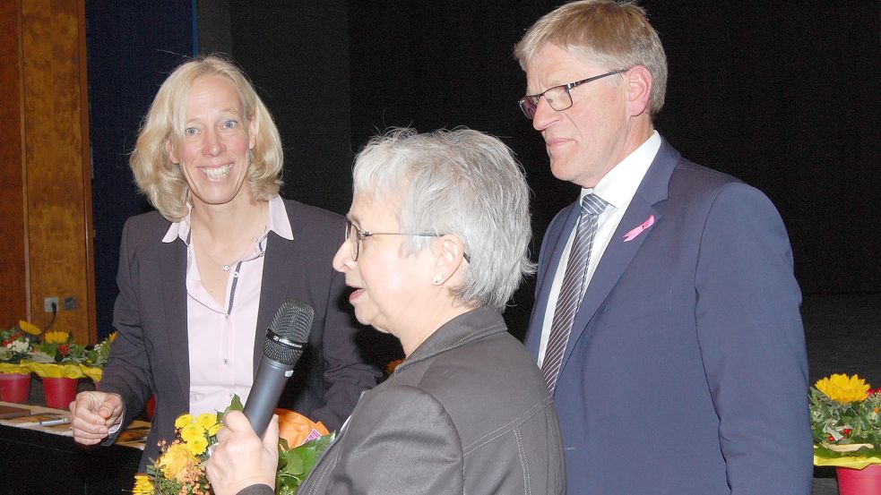 Alexandra Busch-Maaß (links) ist zur Stadtbaurätin von Aurich gewählt worden. Die ersten Gratulanten waren die Ratsvorsitzende Almut Kahmann und Bürgermeister Horst Feddermann. Fotos: Luppen