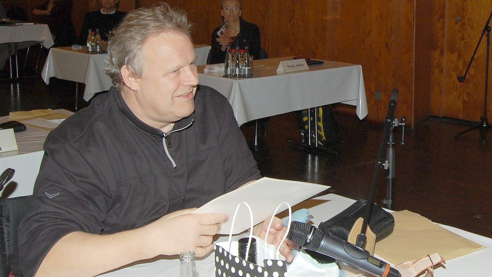Hendrik Siebolds, der seit einem Motorradunfall vor 33 Jahren im Rollstuhl sitzt, bekam zum Abschied eine Urkunde.