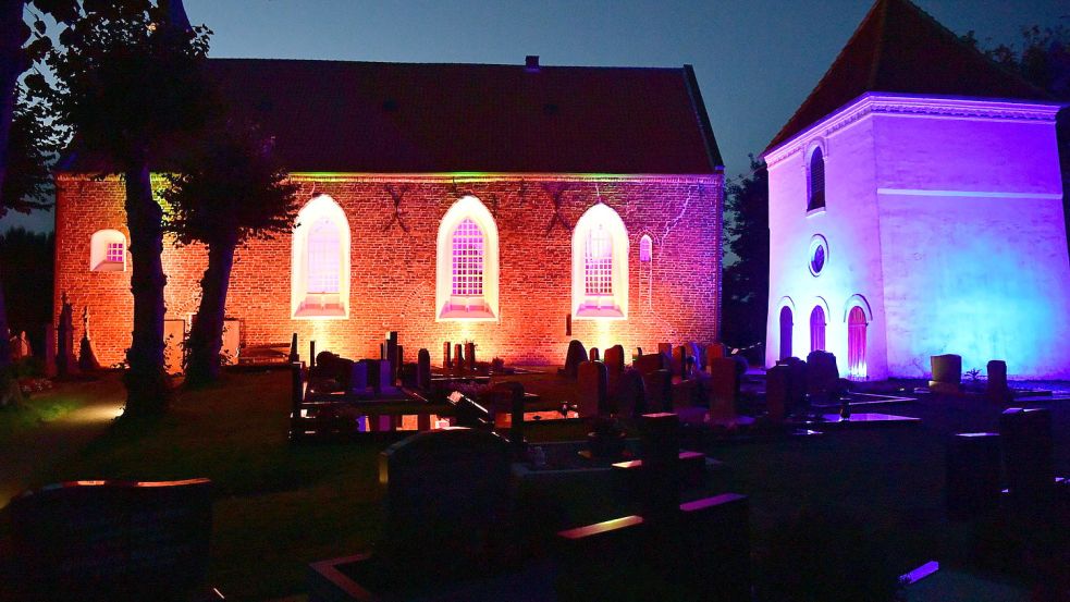 Die Fassaden erstrahlen in stimmungsvollem Licht. Das Bild zeigt die illuminierte Kirche in Upleward. Foto: Wagenaar
