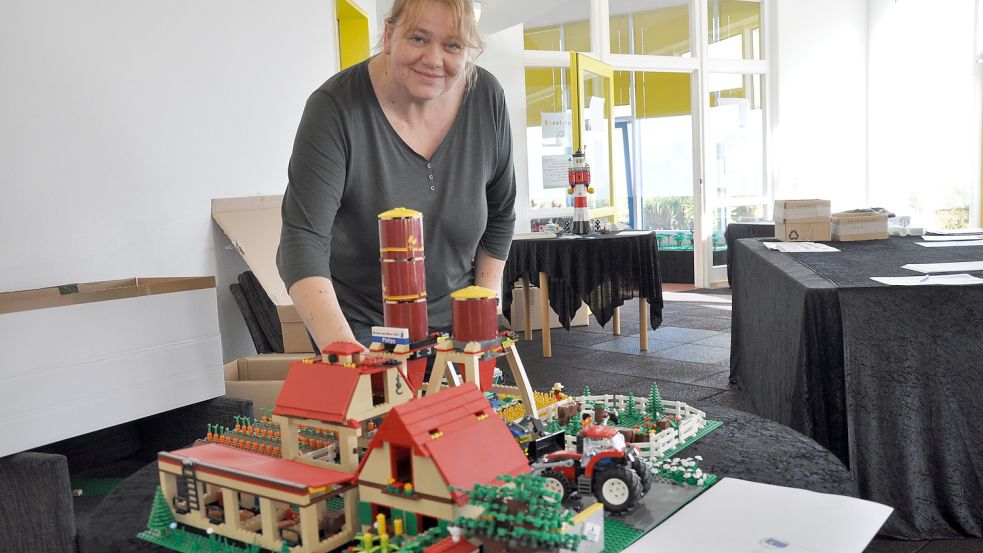 Tina Lübcke mit einem Bauernhof, dem sie den letzten Schliff gibt. Foto: Ullrich