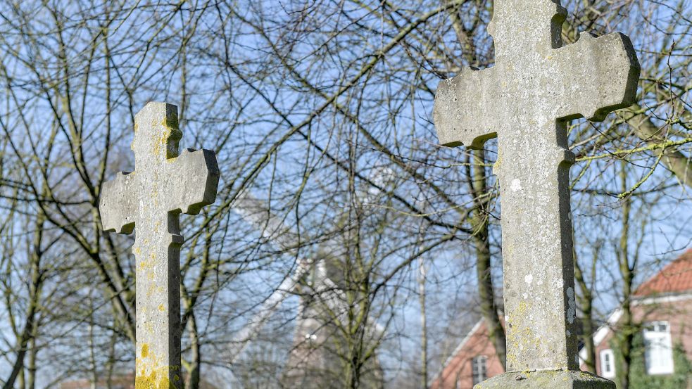 An der 1. Norderwieke, in der Nähe der Windmühle Bohlen ist der historische Friedhof in Warsingsfehn zu finden. Foto: Ortgies/Archiv
