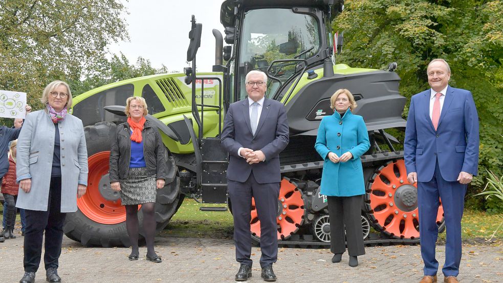 Mit vielen Ehrengästen ist Frank-Walter Steinmeier (Mitte) nach Südbrookmerland gekommen. Foto: Ortgies