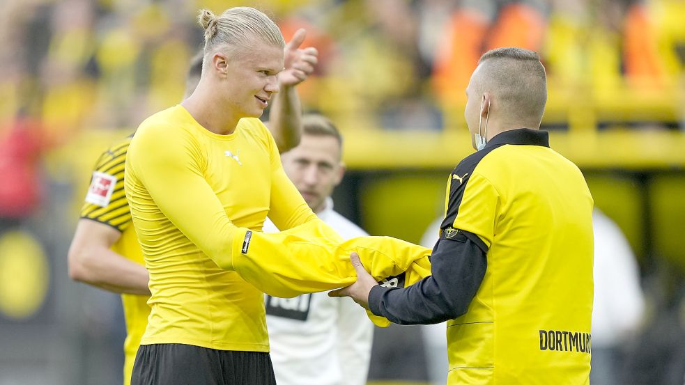 Erling Haaland erfüllte dem Ostfriesen den Wunsch, sein Trikot zu bekommen. Foto: Martin Meissner/DPA