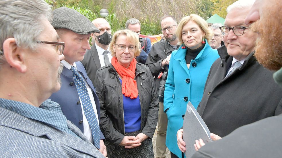 Ottmar Ilchmann (links) und Peter Habbena (daneben) überreichten dem Bundespräsidenten eine Resolution. Die Ministerinnen Barbara Otte-Kinast (Mitte) und Julia Klöckner (daneben) schauen zu.