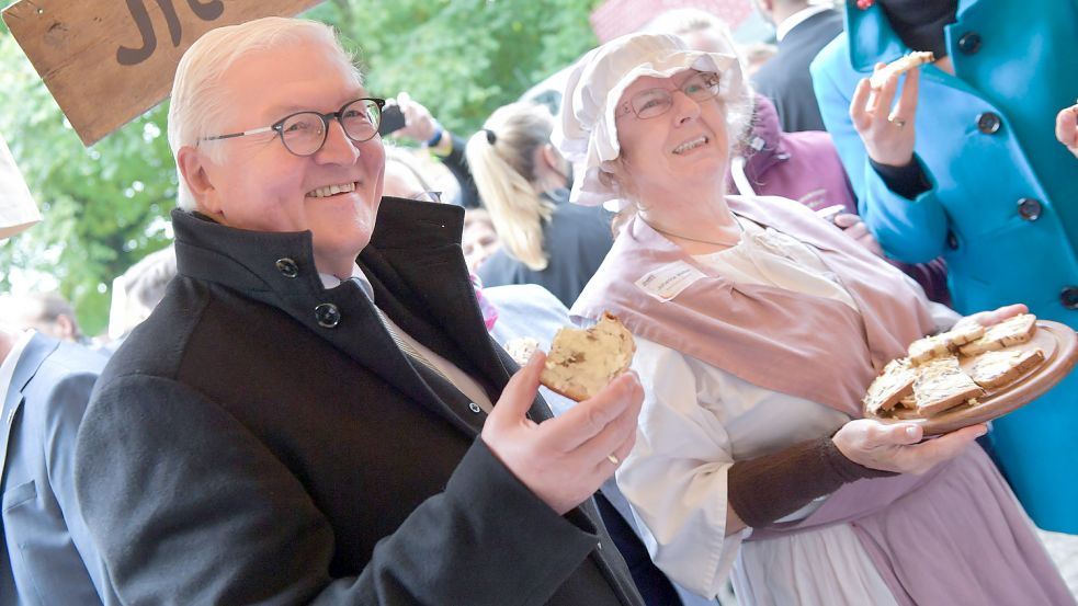 Johanne Weber vom Moormuseum Moordorf kredenzt dem Bundespräsidenten Krintstuut mit selbst gemachter Butter. Fotos: Ortgies