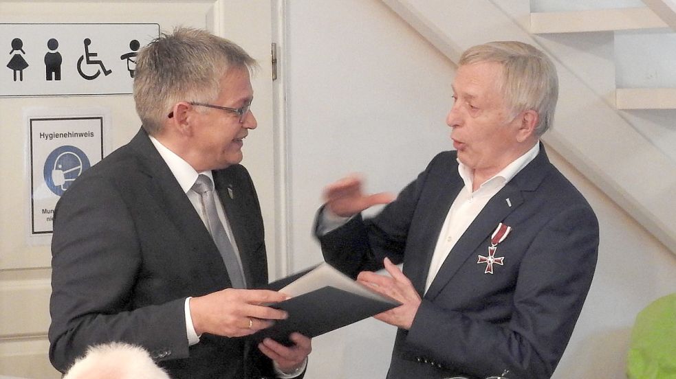 Landrat Olaf Meinen (links) verlieh Bernhard Buttjer das Verdienstkreuz. Foto: Wiggermann