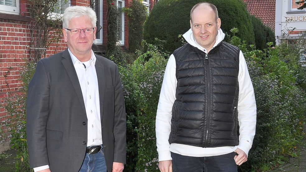Bürgermeister Ludwig Sonnenberg (links) würde es begrüßen, wenn Bernd Brinker den Zuschlag für die dermatologische Versorgung im Rheiderland erhalten würde. Foto: Wolters