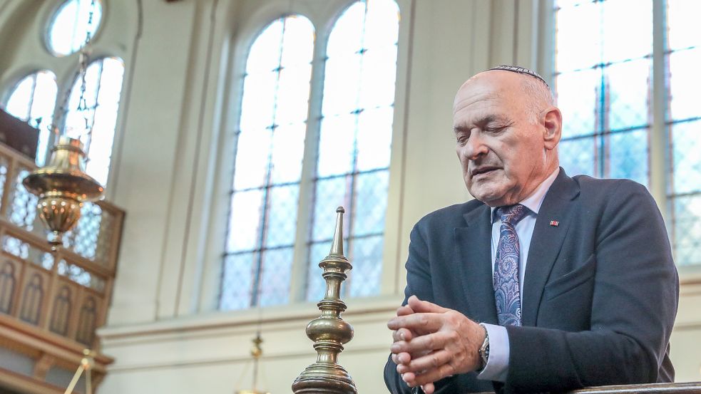 Tswi Herschel überlebte als Kind den Holocaust. Jetzt begleiteten ihn Schüler des Max-Windmüller-Gymnasiums auf eine emotionale Reise in die Niederlande. Foto: Hock