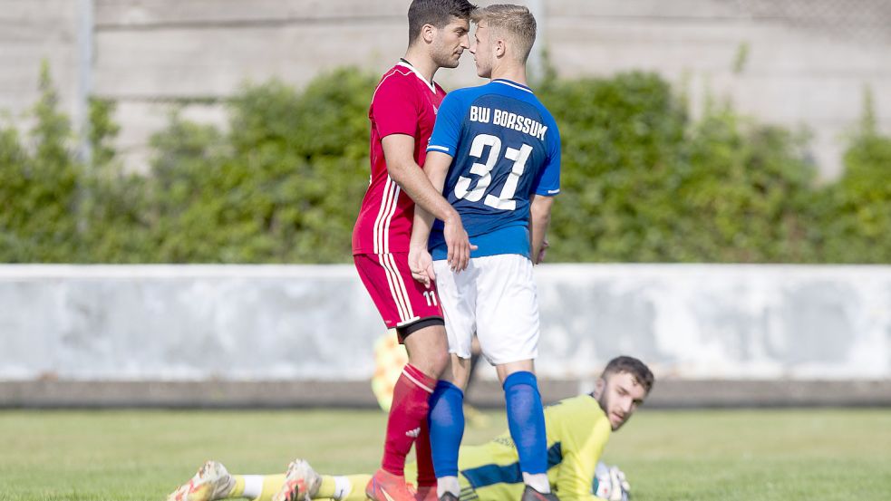 Derbys sind hitzig. Im Hinspiel kassierte Borssum (blaues Trikot Brian Wienekamp) fünf Gelbe und eine Gelb-Rote Karte, gewann gegen Pewsum (links Eyüpsultan Eyüpoglu) aber mit 3:0. Es ist die bisher einzige Niederlage des Tabellenführers.