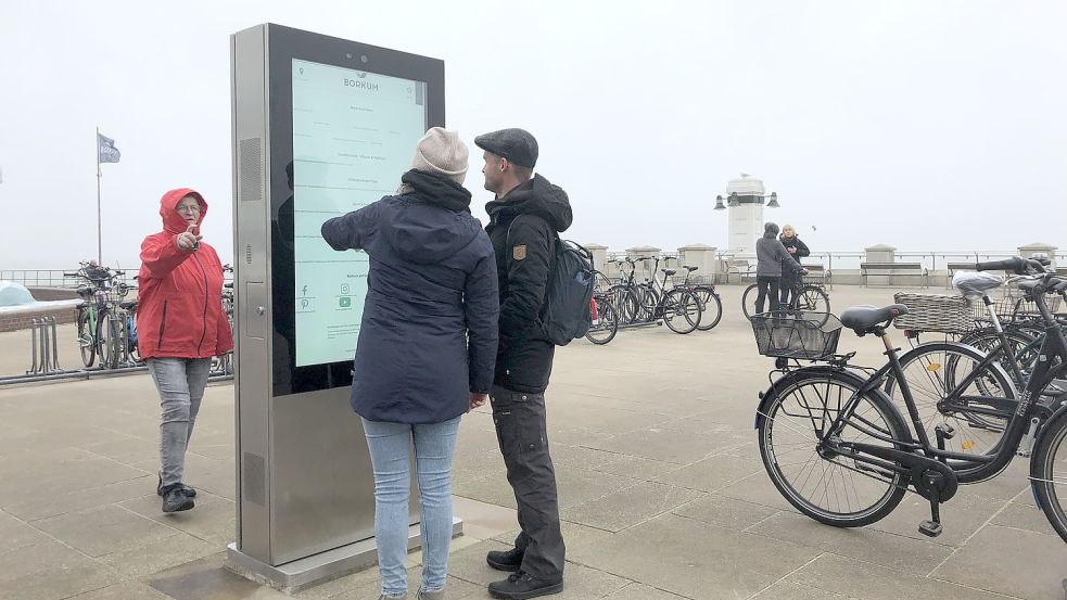 Über digitale Stelen, die auf der Insel verteilt sind, können Urlaubsgäste sich Informationen über Borkum einholen. Foto: Kraft