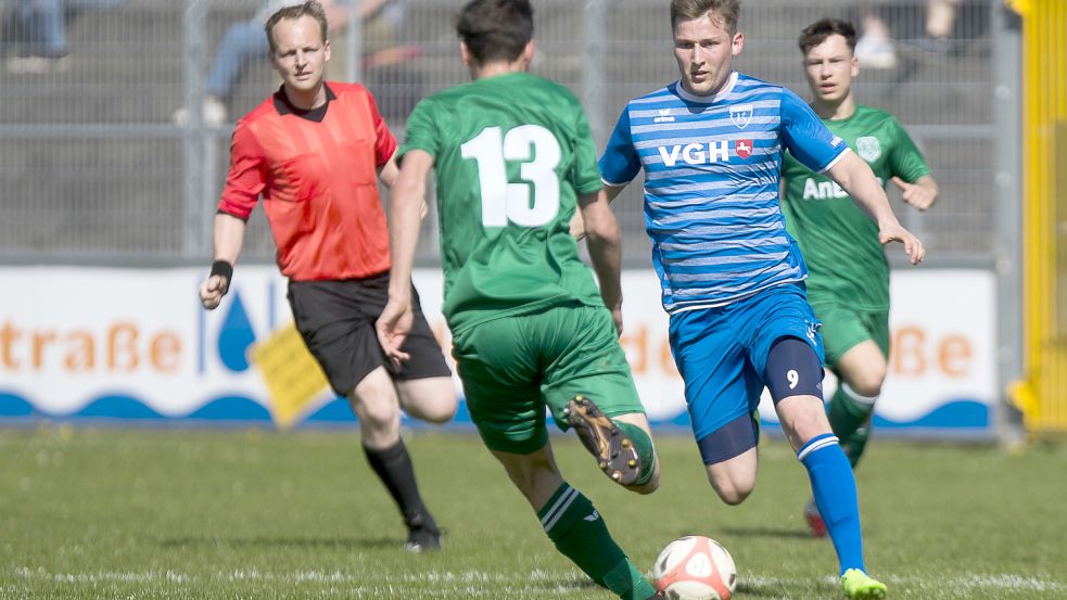 Ob Sebastian Bloem (blaues Trikot) noch einmal im Kickes-Dress aufläuft, ist höchst fraglich. Er hat dem Verein seinen Wechselwunsch im Winter mitgeteilt. Archivfoto: Doden