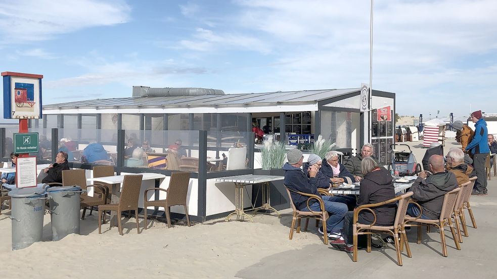 Vor der Milchbude „Wattwurm Borkum“ trotzen die Inselgäste den kühleren Temperaturen. Foto: Kraft