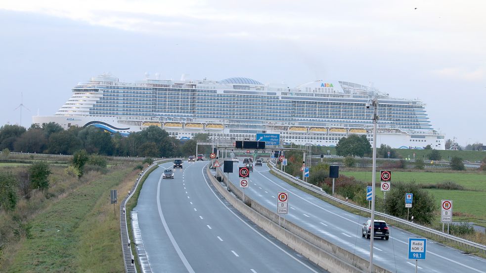 Das Schiff kreuzt den Emstunnel. Foto: Loger