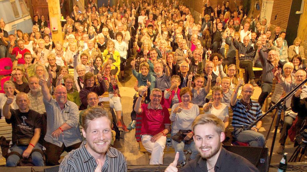 Der große Veranstaltungsraum im Freepsumer Kultur-Gulfhof kann zwar für Theaterstücke genutzt werden, ist aber im Winter zu kalt. Das Foto entstand bei einem Konzert von Philipp Wiechert (unten links) und Sönke Meinen (rechts daneben). Archivfoto: Privat