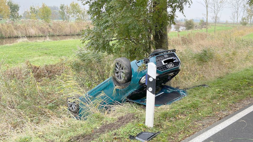 Eine Frau kam mit ihrem Auto aus noch ungeklärter Ursache zwischen Loppersum und Wirdum von der Straße ab – und verfehlte dabei nur knapp einen Baum. Foto: Feuerwehr