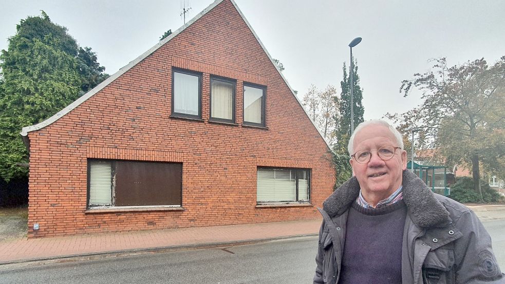 Hinrich Winterboer steht vor dem Poppen’schen Gebäude. Die Gemeinde will das Haus abreißen und damit dann den Weg frei machen für das Neubauprojekt von Open Dören. Foto: Gettkowski