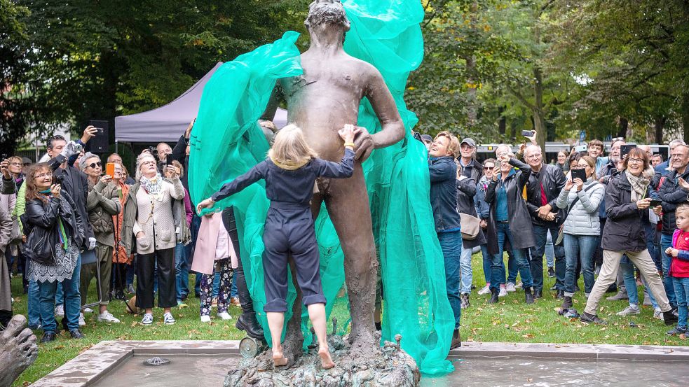 Es ist soweit: Das wiedererrichtete Kunstwerk „Sketch for a Fountain“ der US-Künstlerin Nicole Eisenman wird am 2. Oktober 2021 von der Bürgerinitiative „Dein Brunnen für Münster“ der Öffentlichkeit übergeben. Foto: Lino Mirgeler/dpa Foto: Lino Mirgeler